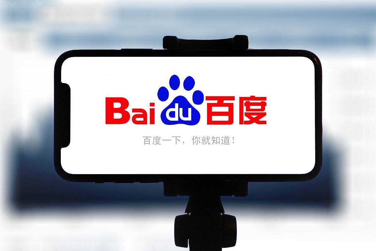 迪丽热巴卫蓝白裙路透